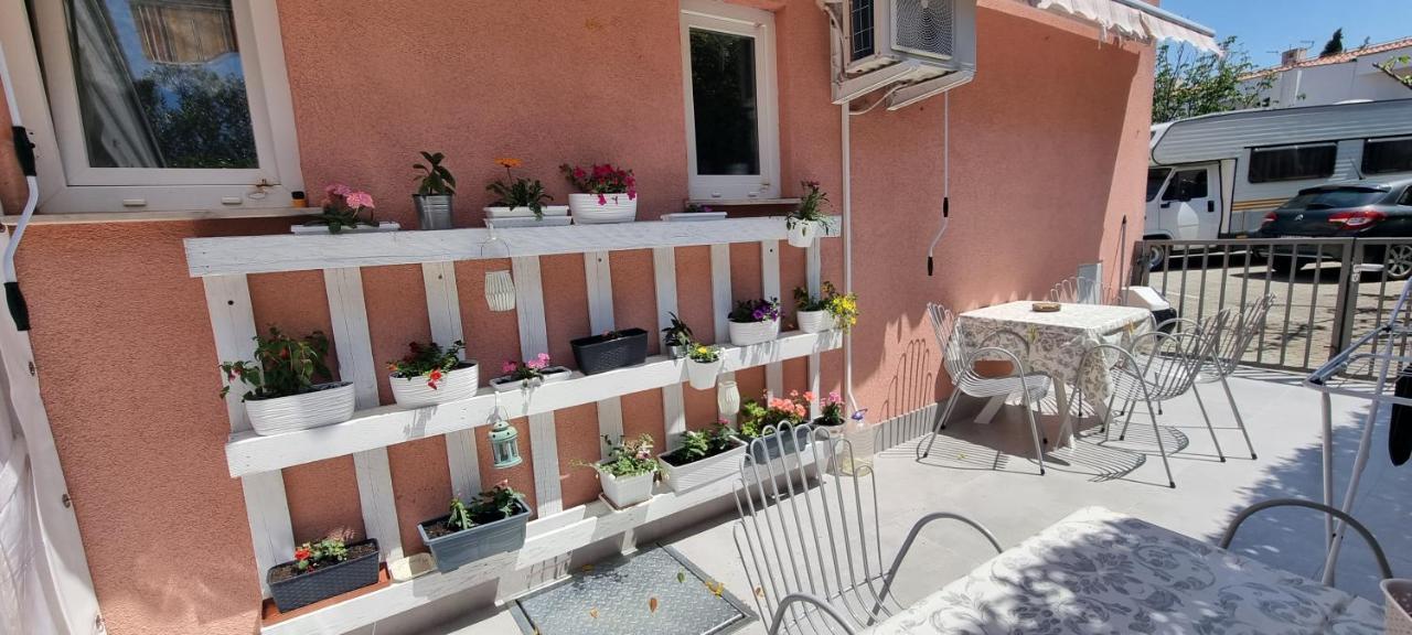 Guest House Jasna Новаля Екстериор снимка